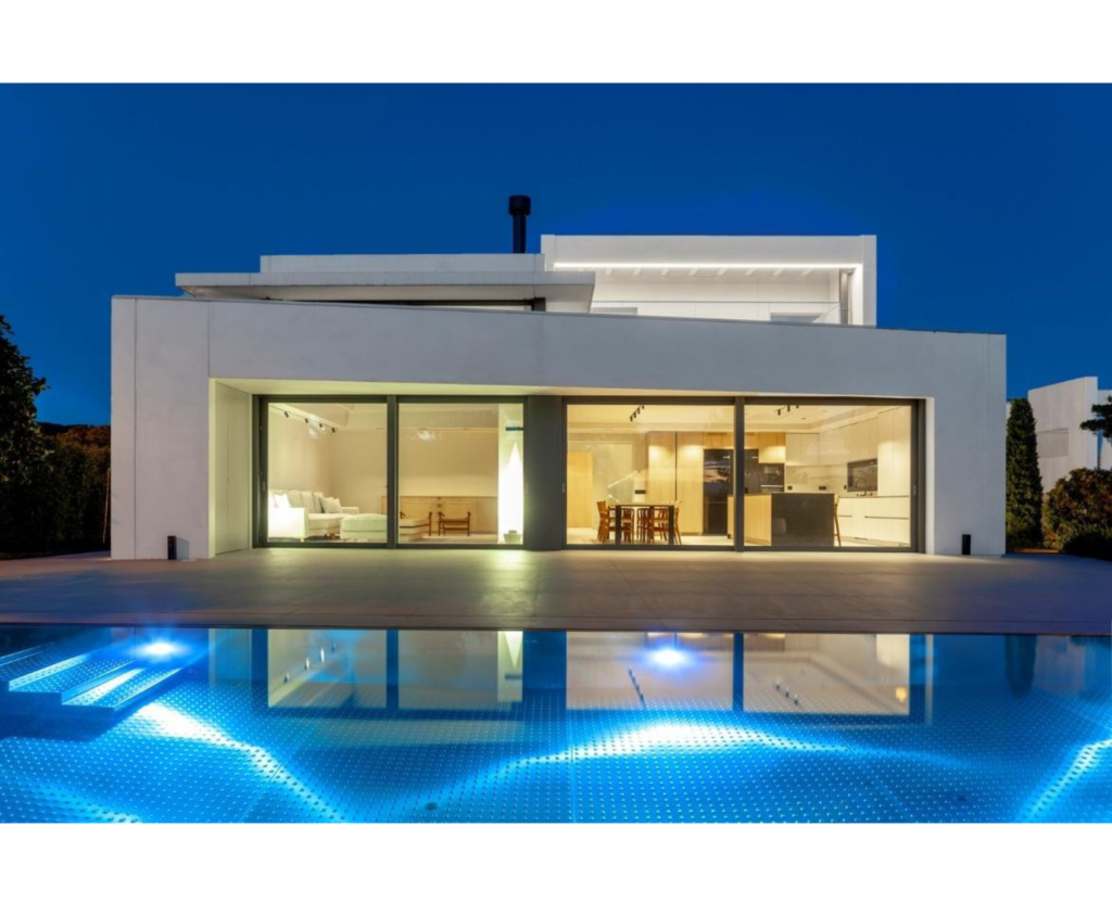 Casa sostenible prefabricada en Madrid de Hormipresa Living con diseño moderno, grandes ventanales y piscina integrada.