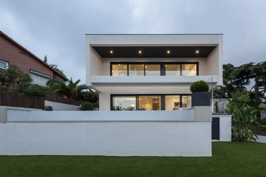 Proyecto en mano de vivienda unifamiliar moderna desarrollado por Hormipresa Living, con diseño contemporáneo y ejecución integral.