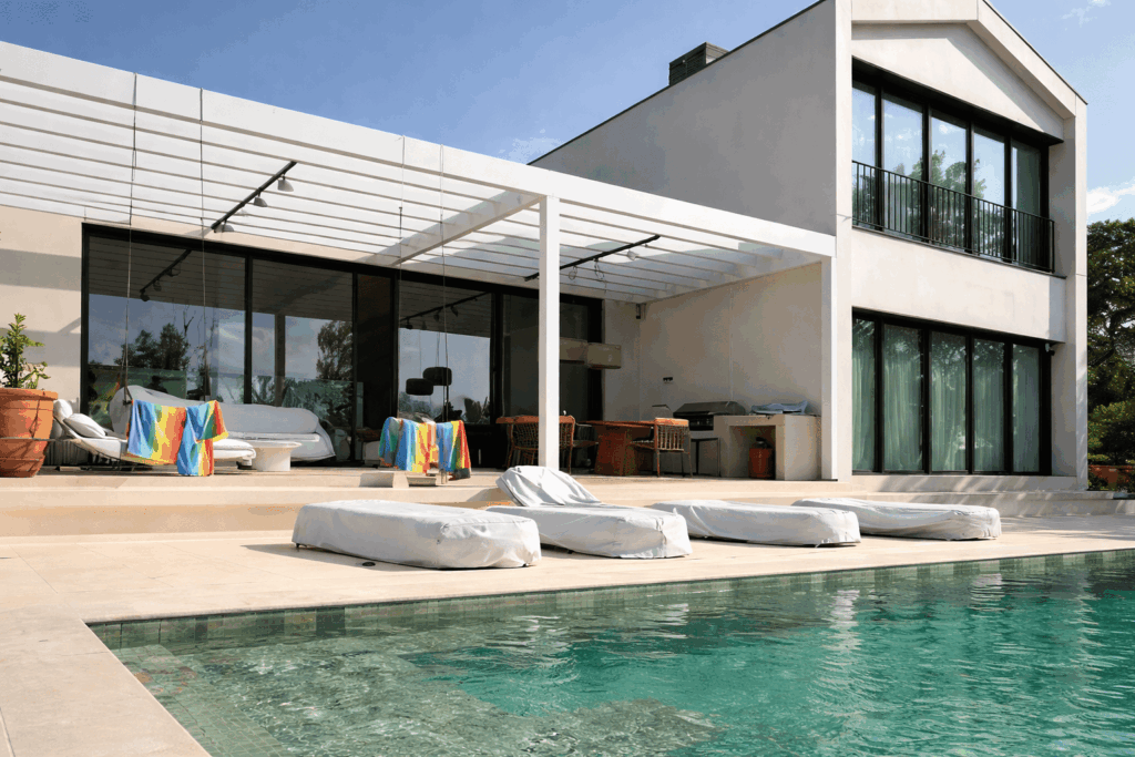 Casa prefabricada de lujo con piscina y terraza moderna construida en Jávea por Hormipresa Living.