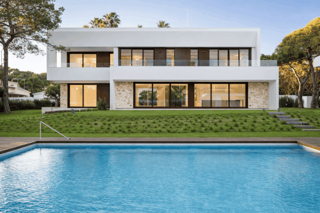 Casa de madera moderna prefabricada con piscina, jardín y grandes ventanales