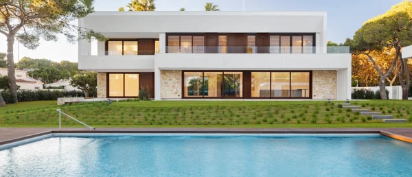 Casa prefabricada de diseño moderno con materiales premium y grandes ventanales construida en Jávea por Hormipresa Living.