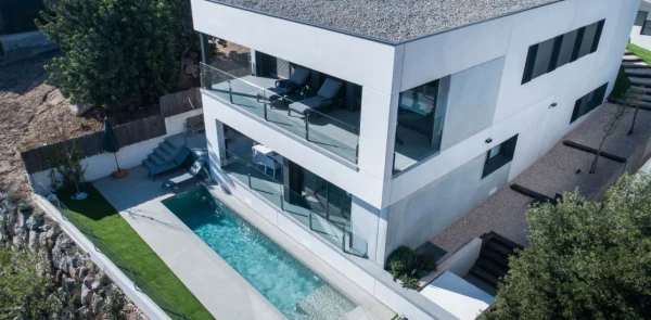 Casa prefabricada moderna de hormigón con piscina y terraza construida en Bilbao por Hormipresa Living.