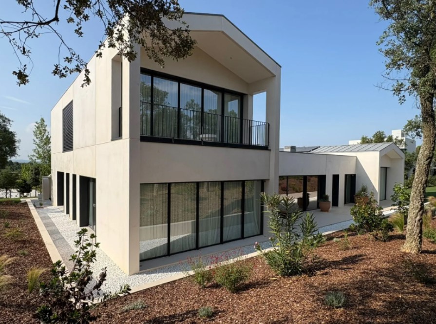 Vivienda modular diseñada para combinar arquitectura contemporánea, eficiencia energética y confort diario.