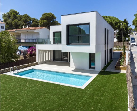 Casa modular de diseño adaptada al estilo de vida familiar con jardín y piscina