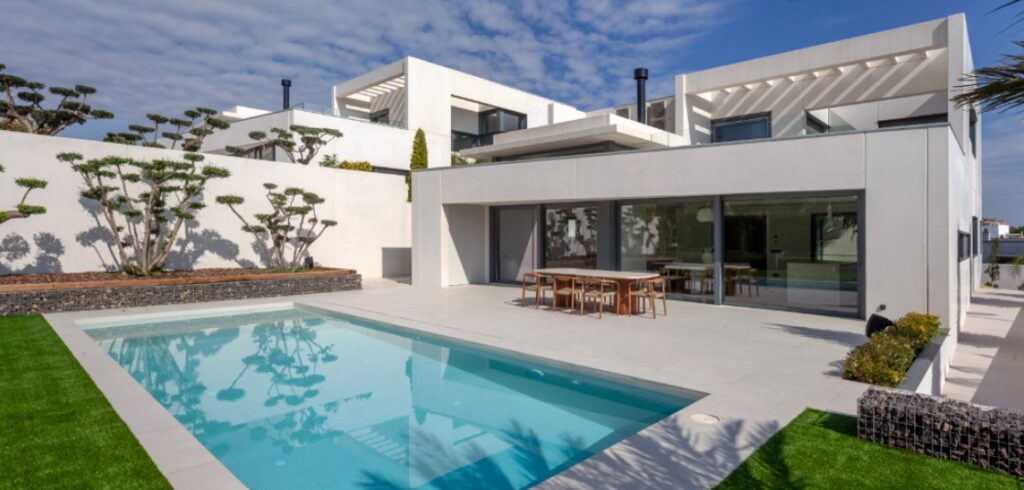 Casa modular de diseño con piscina, terraza y grandes ventanales