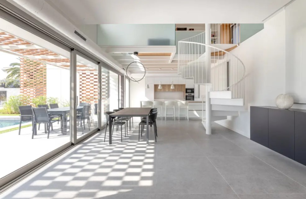 Distribución interior de una casa prefabricada moderna diseñada para adaptarse a la vida diaria.
