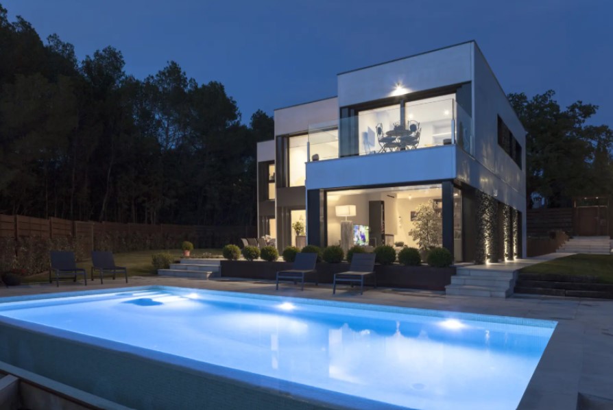 Vivienda prefabricada de alta gama desarrollada por una empresa especializada en diseño y construcción personalizada.