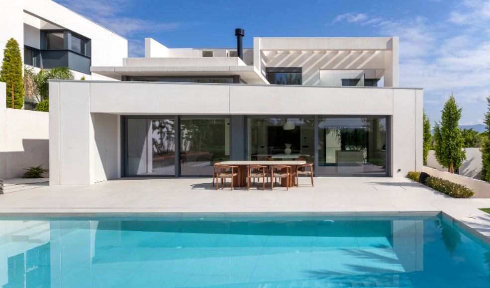 Casa modular de Hormipresa Living con arquitectura personalizada, piscina y grandes ventanales