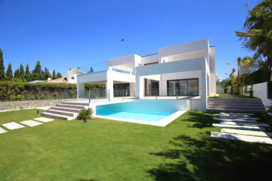 Casas prefabricadas de hormigón, orientada para aprovechar la luz natural y conectar con el jardín