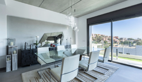 Interior de casa prefabricada premium con grandes ventanales y abundante luz natural